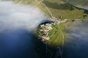 antenne visie van de stad- van castelluccio di norcia verwoest door aardbeving foto