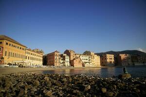 zonsopkomst visie van de baai van stilte in sestri levante foto