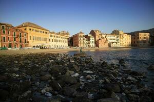 zonsopkomst visie van de baai van stilte in sestri levante foto