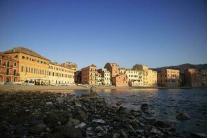 zonsopkomst visie van de baai van stilte in sestri levante foto