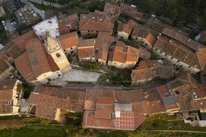 antenne visie van de klein dorp van Monteggiori versilia foto