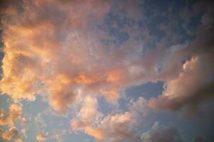 fotografisch schot van de kleuren van de wolken Bij zonsondergang foto