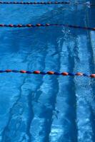een blauw zwemmen zwembad met oranje en rood lijnen foto