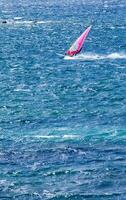 een Mens het windsurfen in de oceaan foto