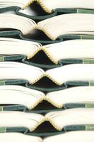 een stack van Open boeken met groen en goud trimmen foto