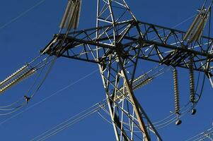 een groot elektrisch toren met draden en draden foto