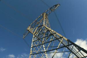 een groot elektrisch toren met draden en draden foto