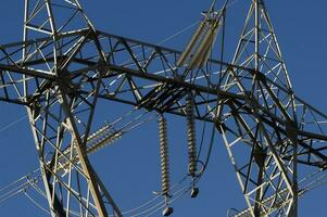 een groot elektrisch toren met draden en draden foto