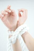 een vrouw handen zijn gebonden naar een touw foto