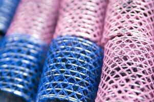 een stapel van blauw en roze maas Tassen foto
