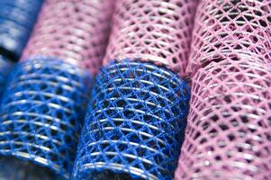 een stapel van blauw en roze maas Tassen foto