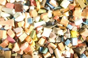 klein stukken van gekleurde glas voor de samenstelling van de mozaïeken foto