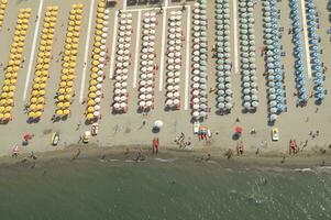 een strand met veel mensen Aan het foto