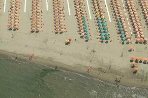 een strand met veel mensen Aan het foto