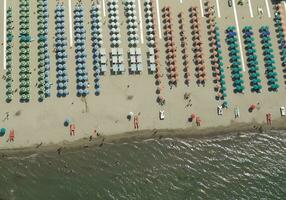 een strand met veel mensen Aan het foto