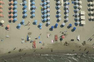 een strand met veel mensen Aan het foto