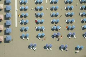 een strand met veel mensen Aan het foto