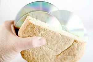 een belegd broodje met een CD Aan top van het foto