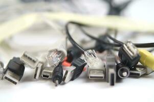 een hand- Holding meerdere verschillend types van kabels foto