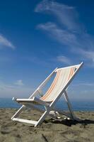 een strand paraplu met een gestreept Hoes foto