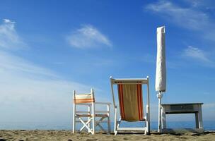 een strand paraplu met een gestreept Hoes foto