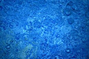 blauw abstract achtergrond met water druppels foto