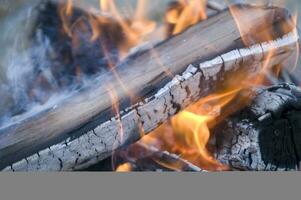 een dichtbij omhoog van een brand met hout en steenkool foto