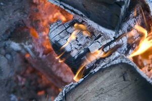 een dichtbij omhoog van een brand met hout en steenkool foto
