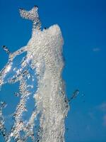 de water spellen van een fontein foto