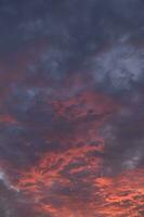 een rood en oranje lucht met wolken foto