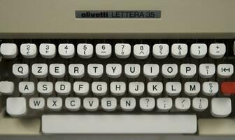 een dichtbij omhoog van een schrijfmachine toetsenbord met de brieven oeps foto