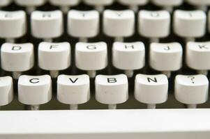 een dichtbij omhoog van een schrijfmachine toetsenbord met de brieven oeps foto