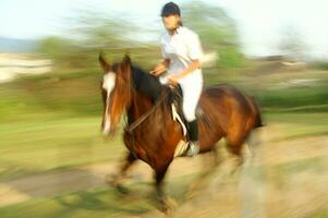 een persoon rijden een paard foto