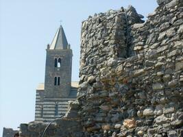 de kerk van de kust dorp van portovenere Ligurië foto