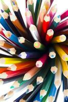 veel gekleurde potloden zijn geregeld in een rij foto