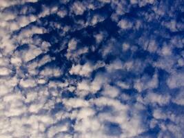 een visie van de lucht met wolken en zon foto