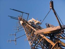 een toren met veel verschillend types van antennes foto