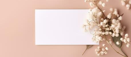 blanco bruiloft uitnodiging kaart mockup met natuurlijk eucalyptus en wit gypsophila fabriek takjes. foto