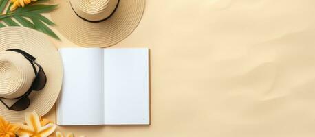 een blanco schrijven boek met zomer strand accessoires in de achtergrond, aanbieden genoeg van ruimte foto