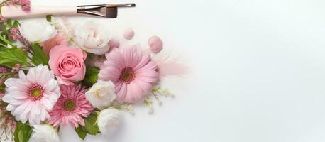 een creatief arrangement van roze en wit bloemen en een penseel Aan een wit achtergrond. het foto