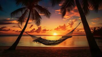 strand tafereel met hangmat en palm bomen Bij zonsondergang foto