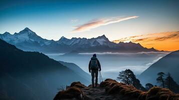 silhouetten van Himalaya zichtbaar door kleurrijk mist Aan kalia top trektocht spoor in uttarakhand Indië foto