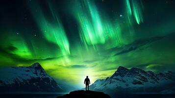 silhouet van een Mens Aan een berg met de Aurora borealis symboliseert vrijheid en reizen foto