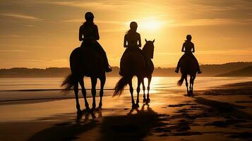 ouderen individuen rijden paarden door de kust foto