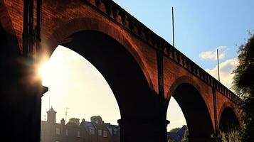 schoorsteen tops onder spoorweg brug bogen Aan huizen hieronder de rood steen trein bogen aftekenen Aan een zonnig dag in mansfield stad- nottinghamshire foto