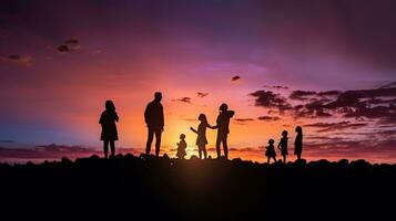 een verschillend groep bewonderend de avond lucht buitenshuis foto