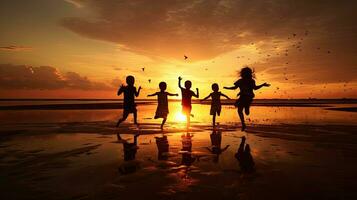 kinderen genieten van de zonsondergang silhouetten vol van vrijheid en geluk foto