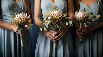 luxe bruiloft met bruidsmeisjes in blauw jurken en een bruid in een wit japon Holding protea boeketten foto