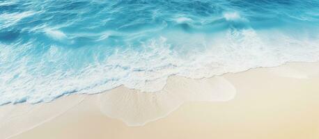 antenne visie van een strand met Doorzichtig blauw water en zonlicht vertegenwoordigen zomer vakantie en natuurlijk schoonheid foto