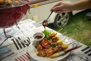 vrienden maken barbecue bbq grillen over- een heet brand in de natuur.diner partij foto